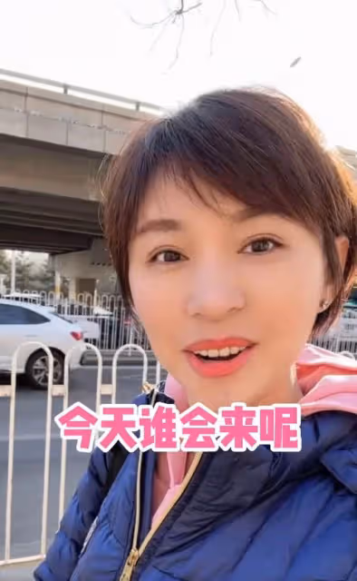 53歲毛寧近照似小伙,身材壯碩面部僵硬,與歐陽夏丹擁抱顯親密