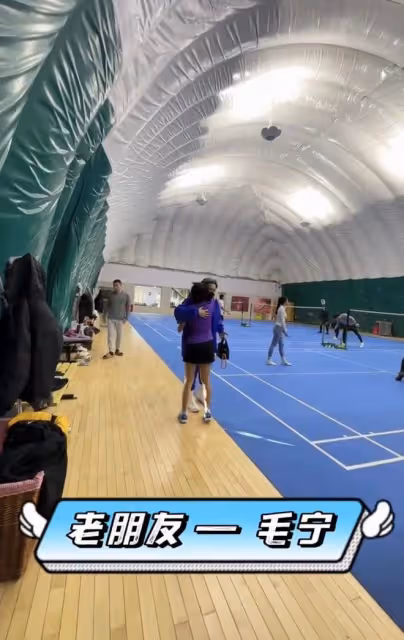 53歲毛寧近照似小伙,身材壯碩面部僵硬,與歐陽夏丹擁抱顯親密