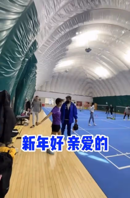 53歲毛寧近照似小伙,身材壯碩面部僵硬,與歐陽夏丹擁抱顯親密