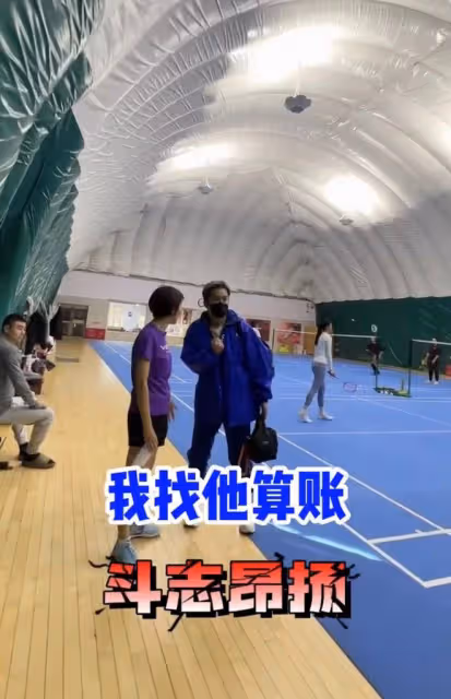 53歲毛寧近照似小伙,身材壯碩面部僵硬,與歐陽夏丹擁抱顯親密