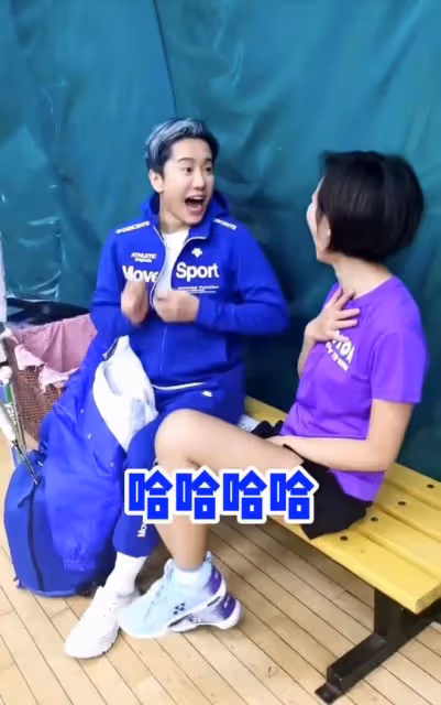 53歲毛寧近照似小伙,身材壯碩面部僵硬,與歐陽夏丹擁抱顯親密