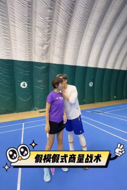 53歲毛寧近照似小伙,身材壯碩面部僵硬,與歐陽夏丹擁抱顯親密