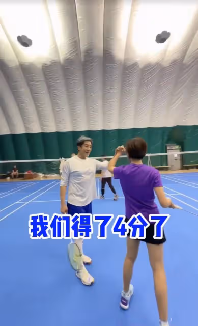 53歲毛寧近照似小伙,身材壯碩面部僵硬,與歐陽夏丹擁抱顯親密