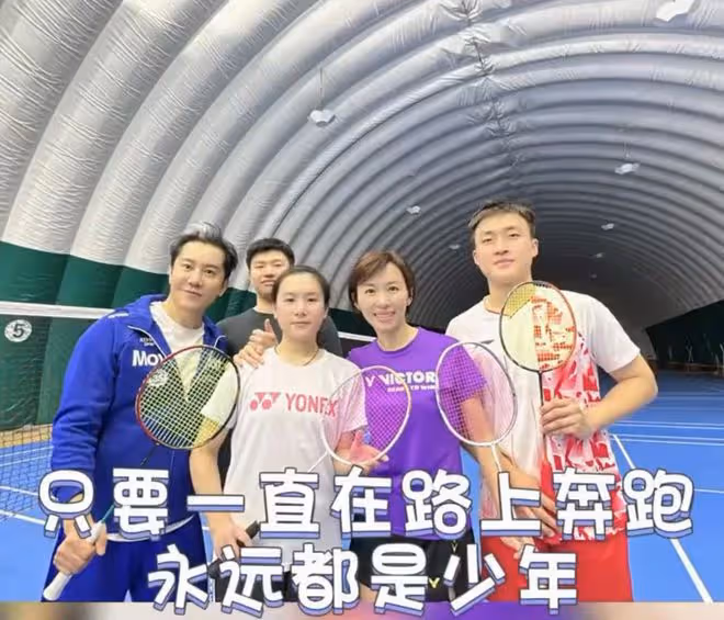 53歲毛寧近照似小伙,身材壯碩面部僵硬,與歐陽夏丹擁抱顯親密