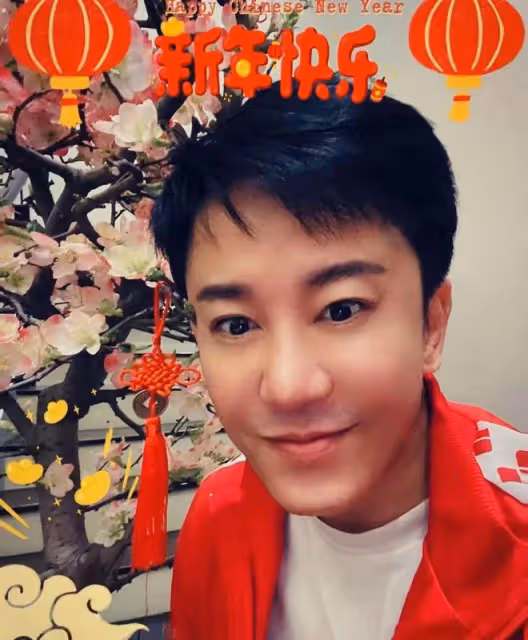 53歲毛寧近照似小伙,身材壯碩面部僵硬,與歐陽夏丹擁抱顯親密