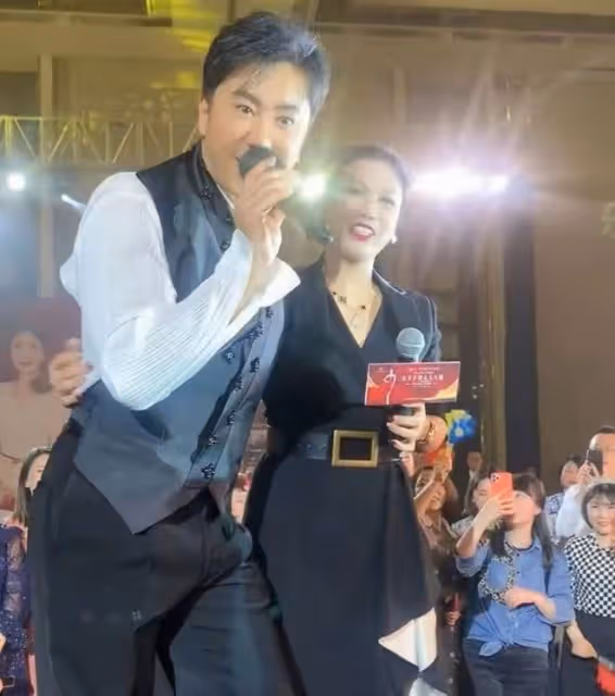 53歲毛寧近照似小伙,身材壯碩面部僵硬,與歐陽夏丹擁抱顯親密