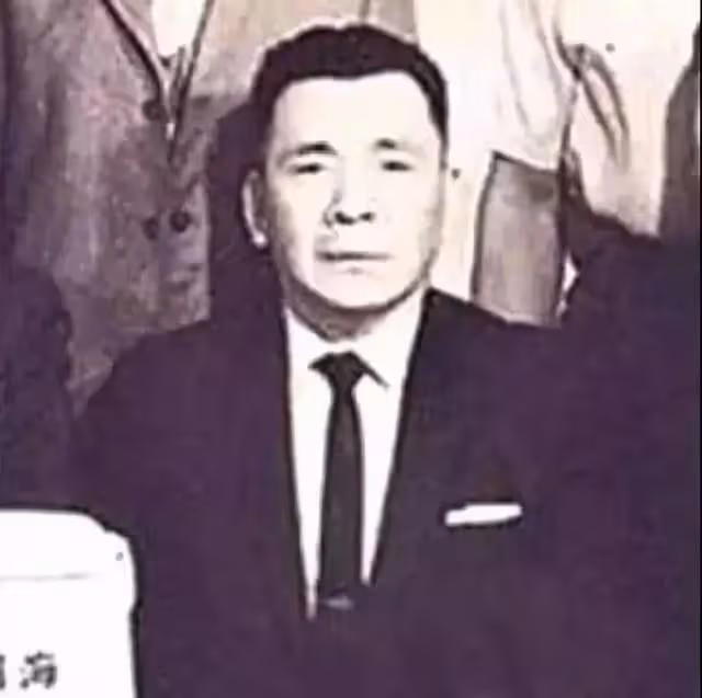 向華強七十歲生日宴成龍缺席，娛樂圈兩位大哥「水火不容」的真相