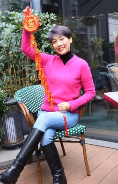 人氣急升！TVB知名女星榮升視後瘋狂接工作，自曝最想拍黑絲廣告