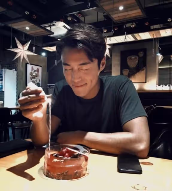 鼻樑二度發育!TVB力捧小生曾現傷疤被質疑整容,早年鼻子較扁塌