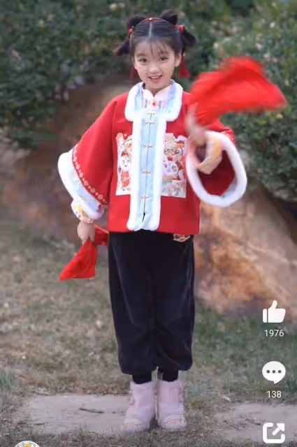 阿拉蕾元宵節跳舞笑得勉強,網友建議她換個經紀人,否則前途盡毀
