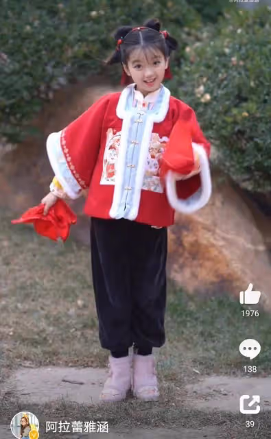 阿拉蕾元宵節跳舞笑得勉強,網友建議她換個經紀人,否則前途盡毀