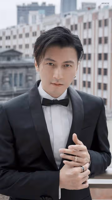 謝霆鋒近照:臉上皮膚粗糙毛孔粗大胡茬明顯,又沒洗頭很蒼老