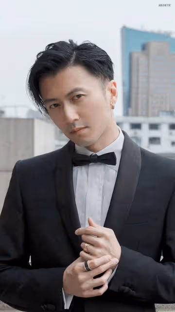 謝霆鋒近照:臉上皮膚粗糙毛孔粗大胡茬明顯,又沒洗頭很蒼老