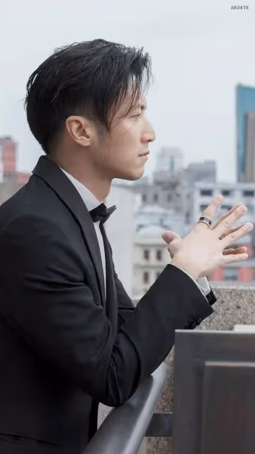 謝霆鋒近照:臉上皮膚粗糙毛孔粗大胡茬明顯,又沒洗頭很蒼老