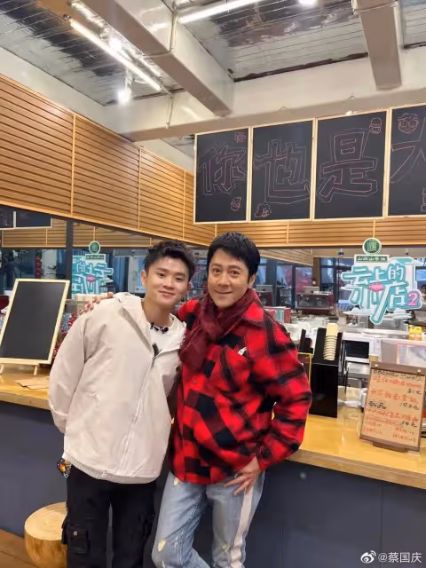 蔡國慶曬與汪涵合影,汪涵鬍子拉碴頭髮花白,蓬頭垢面讓人心疼