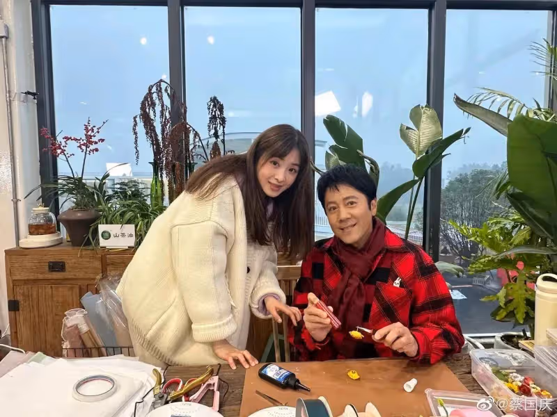 蔡國慶曬與汪涵合影,汪涵鬍子拉碴頭髮花白,蓬頭垢面讓人心疼