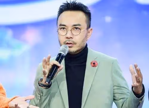 蔡國慶曬與汪涵合影,汪涵鬍子拉碴頭髮花白,蓬頭垢面讓人心疼