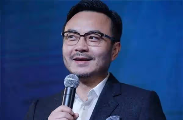 蔡國慶曬與汪涵合影,汪涵鬍子拉碴頭髮花白,蓬頭垢面讓人心疼