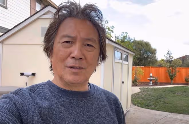 68歲影帝美國養老，寄情玩樂住別墅太愜意，已再婚兒女雙全很幸福