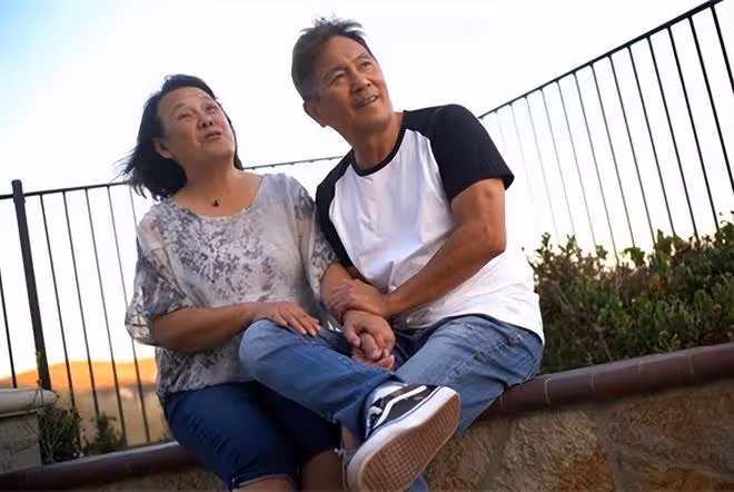 68歲影帝美國養老，寄情玩樂住別墅太愜意，已再婚兒女雙全很幸福