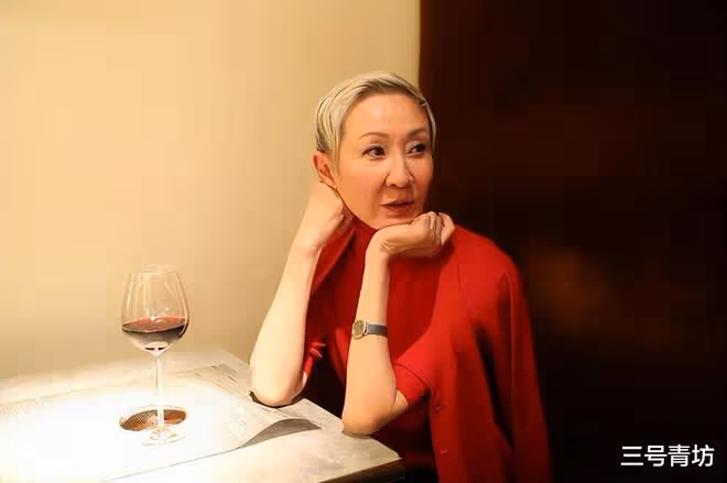 著名製片人施南生：與導演徐克離婚後，71歲無兒無女的她如何了？