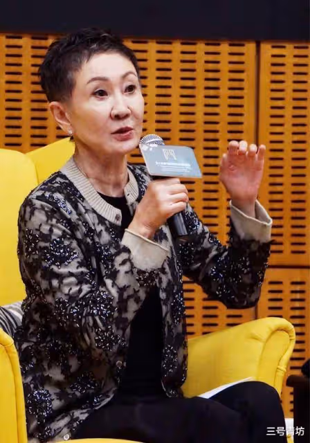 著名製片人施南生：與導演徐克離婚後，71歲無兒無女的她如何了？