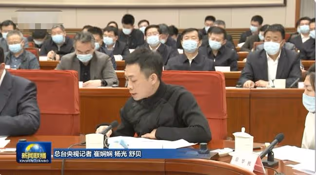 44歲張譯上新聞聯播！一身黑衣打扮樸素，認真發言夢回「安警官」