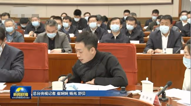 44歲張譯上新聞聯播！一身黑衣打扮樸素，認真發言夢回「安警官」