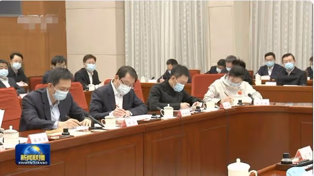 44歲張譯上新聞聯播！一身黑衣打扮樸素，認真發言夢回「安警官」