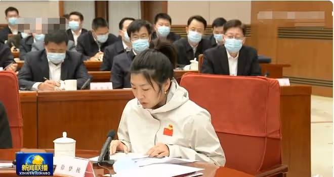 44歲張譯上新聞聯播！一身黑衣打扮樸素，認真發言夢回「安警官」
