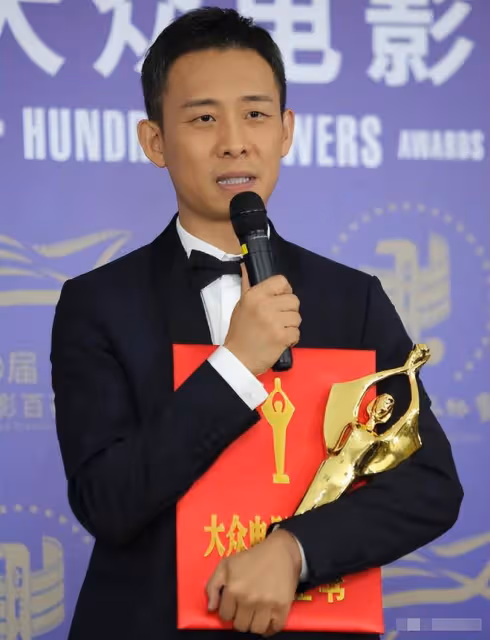 44歲張譯上新聞聯播！一身黑衣打扮樸素，認真發言夢回「安警官」