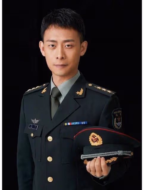 44歲張譯上新聞聯播！一身黑衣打扮樸素，認真發言夢回「安警官」