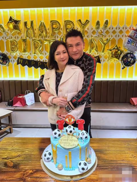 61歲關禮傑近況曝光！紅光滿面摟妻女慶生，皺紋如樹皮顯老態