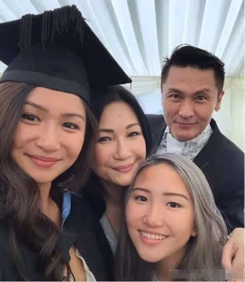 61歲關禮傑近況曝光！紅光滿面摟妻女慶生，皺紋如樹皮顯老態