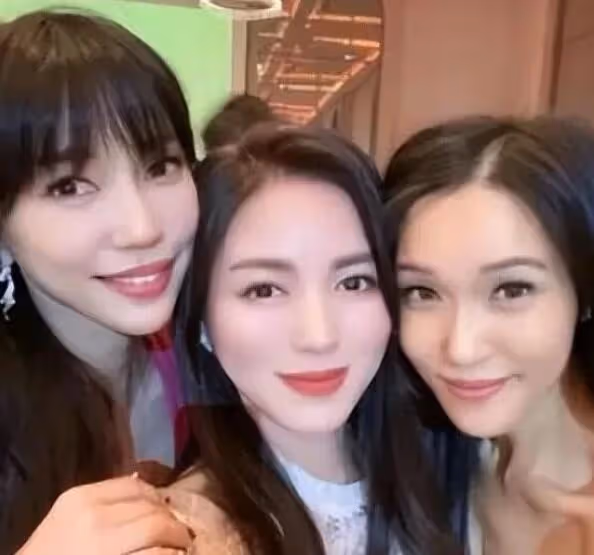 王力宏官司勝訴新歌上線,李靚蕾曬與友人聚會照,面露燦笑顏值高