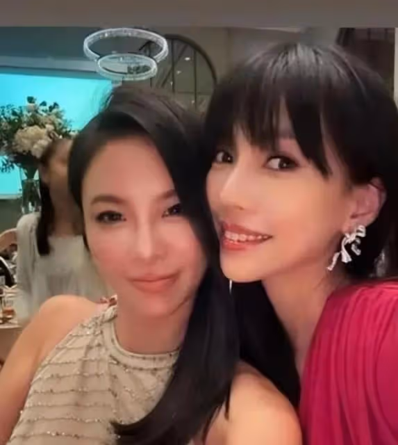 王力宏官司勝訴新歌上線,李靚蕾曬與友人聚會照,面露燦笑顏值高