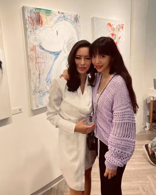王力宏官司勝訴新歌上線,李靚蕾曬與友人聚會照,面露燦笑顏值高