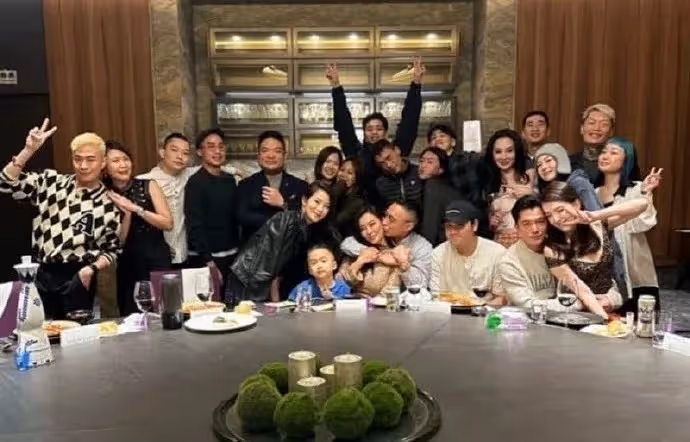 王力宏官司勝訴新歌上線,李靚蕾曬與友人聚會照,面露燦笑顏值高