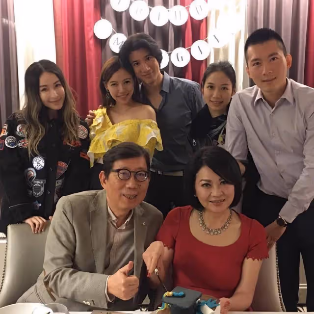 王力宏官司勝訴新歌上線,李靚蕾曬與友人聚會照,面露燦笑顏值高