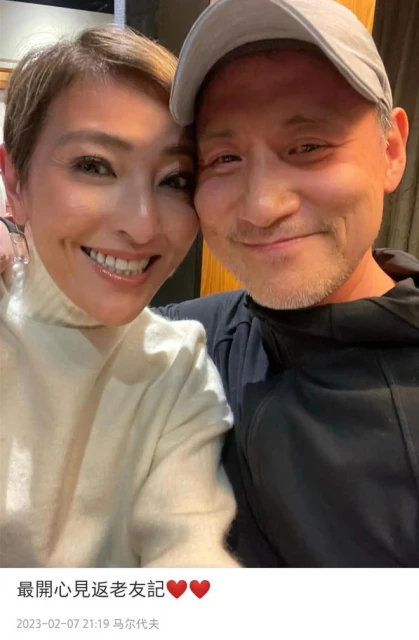 張學友與58歲女星聚會,摟肩貼臉合影一臉甜笑,相識多年感情深厚