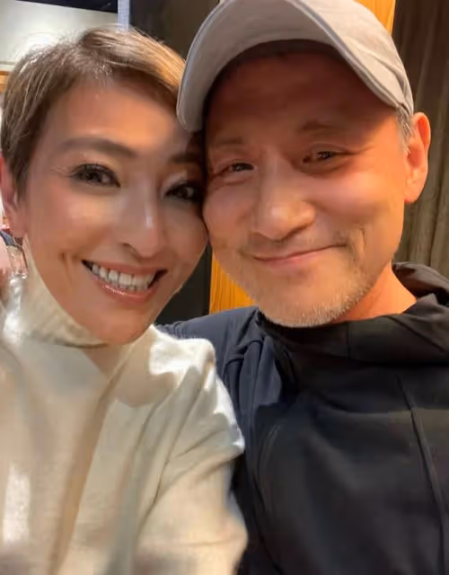 張學友與58歲女星聚會,摟肩貼臉合影一臉甜笑,相識多年感情深厚