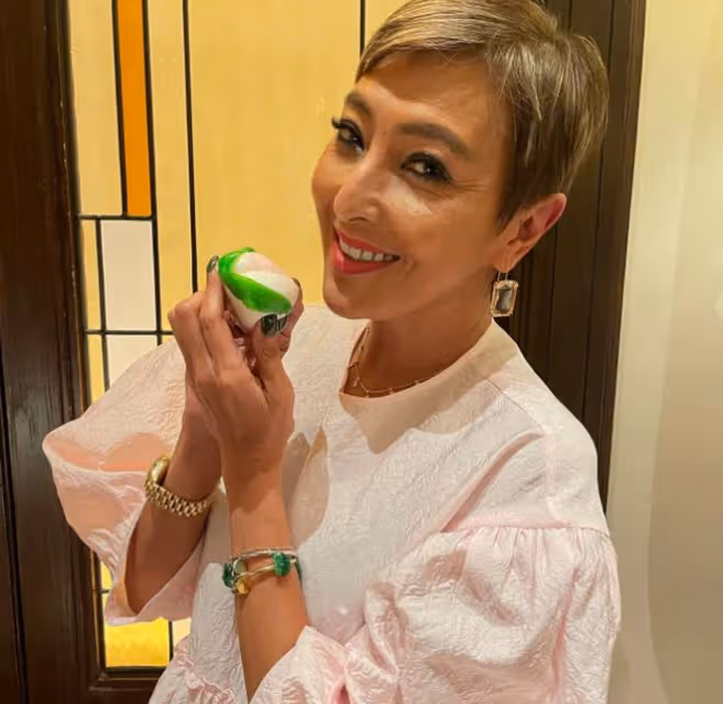 張學友與58歲女星聚會,摟肩貼臉合影一臉甜笑,相識多年感情深厚