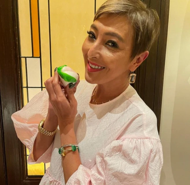 張學友與58歲女星聚會,摟肩貼臉合影一臉甜笑,相識多年感情深厚