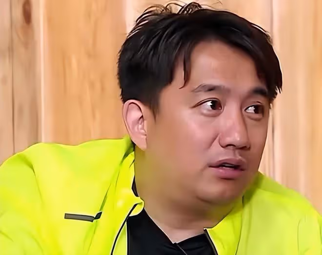 黃磊女兒曬同學合照!16歲仰拍身材露事業線被慫,網友:該訓斥下