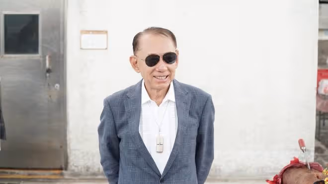 79歲英皇老闆楊受成豪宅曝光,阿Sa容祖兒現身開趴,花園可納百人