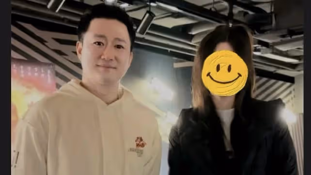 又一明星難逃美顏濾鏡，吳京和路人合影，模樣大變被調侃像撕漫男