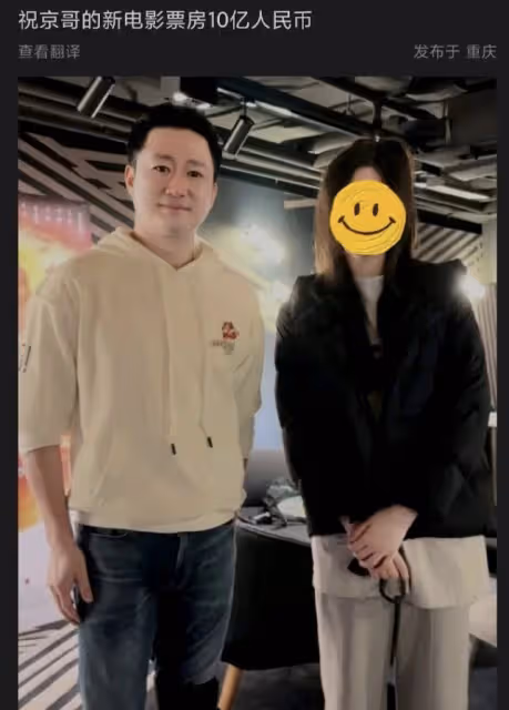又一明星難逃美顏濾鏡,吳京和路人合影,模樣大變被調侃像撕漫男