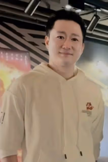 又一明星難逃美顏濾鏡,吳京和路人合影,模樣大變被調侃像撕漫男
