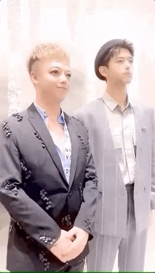 又一明星難逃美顏濾鏡,吳京和路人合影,模樣大變被調侃像撕漫男