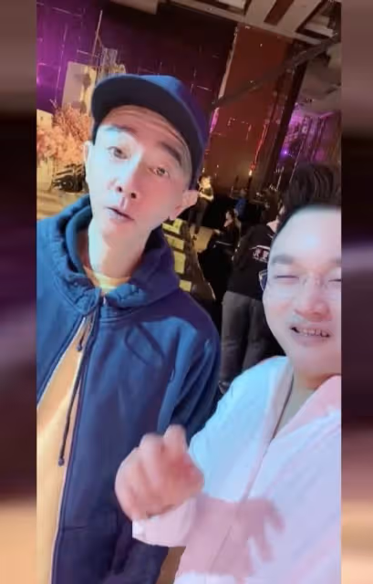 又一明星難逃美顏濾鏡,吳京和路人合影,模樣大變被調侃像撕漫男